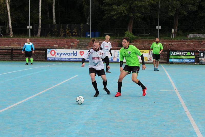 1. Letní futsalová liga CHLMF- Parmeiras vesus FC Betis Kadan 1:5, hráči Kadaně v bílém.