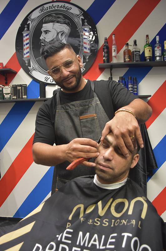 Radek Kirvej při práci ve svém Barber shopu U Radka.