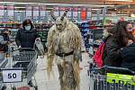 Krampus navštívil Kaufland v Kadani.