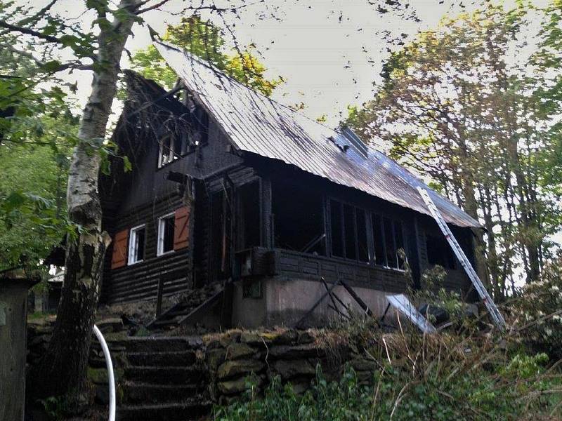 Požár chaty v Radenově