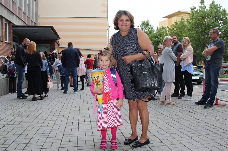 První školní den prožila i šestiletá Karolína Šímová, která nastoupila na základní školu Na Příkopech v Chomutově. Doprovodila ji babička.