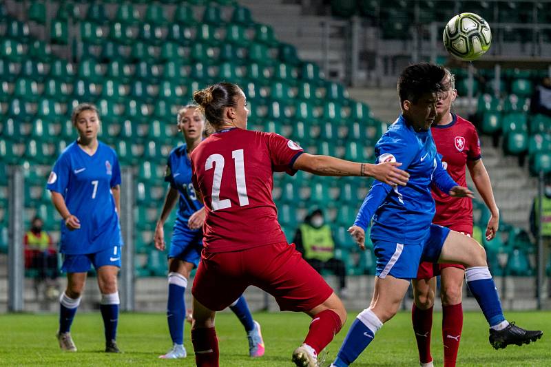 České fotbalistky (v červeném) v zápase s Azerbájdžánem.