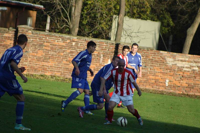 Postoloprty – Ervěnice 3:5, hosté v pruhovaném.