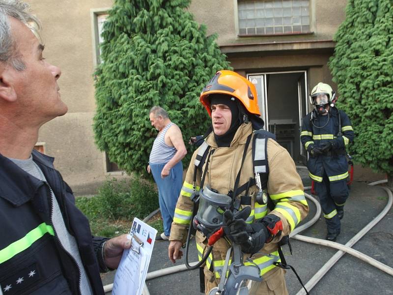 POŽÁR BYTU. Během půl hodiny se hasičům podařilo zklikvidovat požár, přesto byly zničeny tři byty.