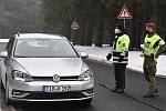 Klínovec leží na pomezí Ústeckého a Karlovarského kraje, na hranici okresů Chomutov a Karlovy Vary. Na dodržování omezení pohybu osob dohlížejí policisté a vojáci, stanoviště mají u odbočky na vrchol kopce. Naposledy tam budou v neděli 11. dubna.