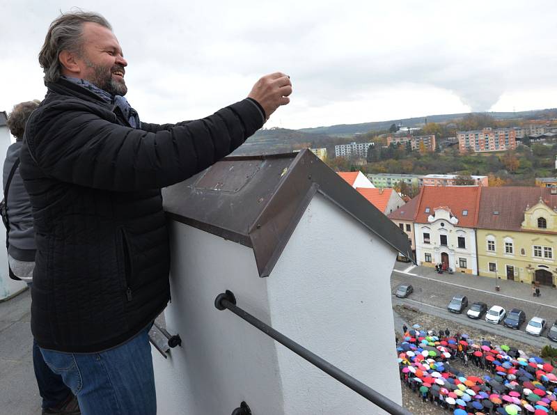 Studenti a žáci na kadaňském náměstí