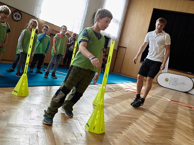 Známý český krasobruslař Tomáš Verner zavítal mezi děti do ZŠ a MŠ v Mašťově. Společně si tady pak s nimi zasportoval. 