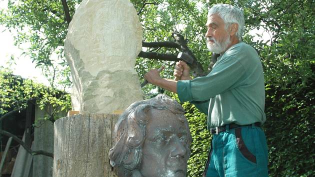 FERDINAND MAXMILIÁN BROKOF. Právě jeho tvář nyní s velikou pečlivostí vytesává do pískovce místní umělec Miroslav Doležel (na snímku). Předtím, než se pustil do samotné práce na pomníku, si ještě připravil předlohu z keramiky.