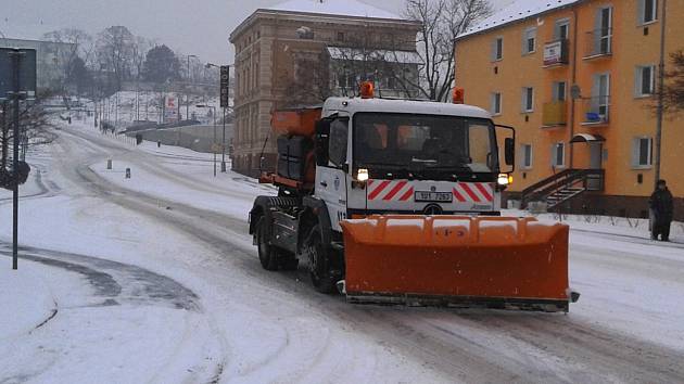 Technické služby vyslaly v sobotu ráno do ulic techniku na úklid sněhu. Na snímku jedno z vozidel v Mostecké ulici.