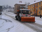 Technické služby vyslaly v sobotu ráno do ulic techniku na úklid sněhu. Na snímku jedno z vozidel v Mostecké ulici.