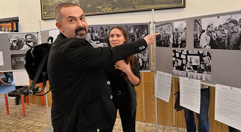 Komponovaný pořad a výstava fotografií Miroslava Rady k 30. výročí revoluce v kulturním domě v Klášterci