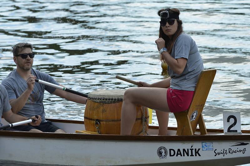 Hladinu Ohře rozčeřila vesla, vpluly na ni dračí lodě