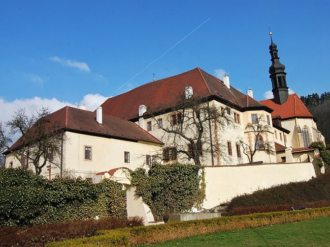Františkánský klášter v Kadani a kostel Čtrnácti svatých Pomocníků.