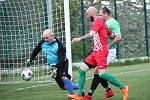 FK Rašovice - TJ Březno, domácí hráči v červenobílém.