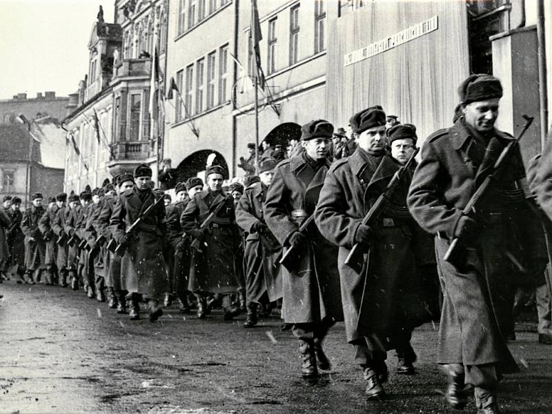 Tentokrát se podíváme do kontroverzní kapitoly historie našeho okresu. Uvidíte i podnikovou jednotku Lidových milic chomutovských válcoven.