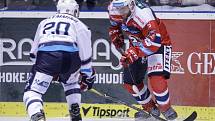 Hokejové utkání Tipsport extraligy v ledním hokeji mezi HC Dynamo Pardubice (v červenobílém) a HC Práti Chomutov (v bílomodrém) v pardudubické Tipsport areně.