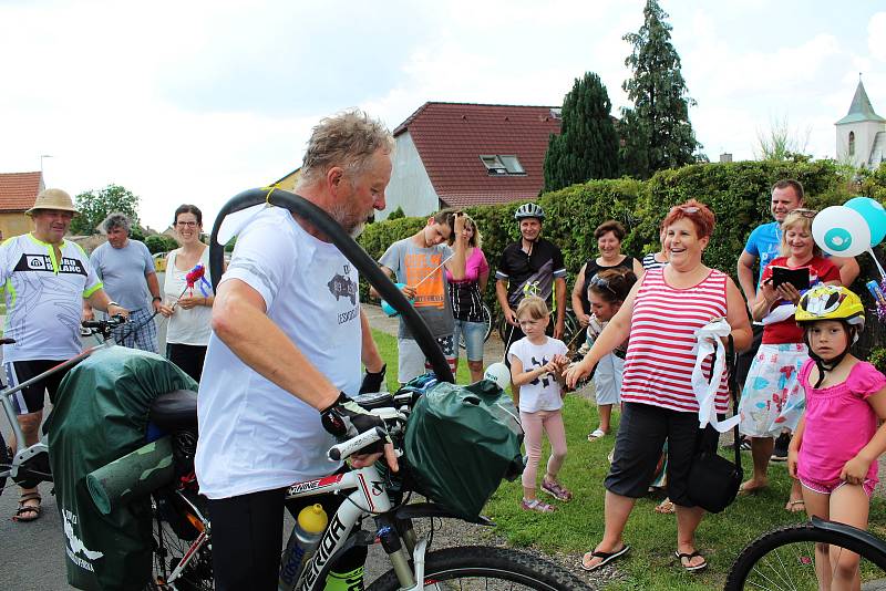 Vladimír Petrů ze Slavětína obejel za 55 dní Československo i s Podkarpatskou Rusí, ujel více než 4 400 km.