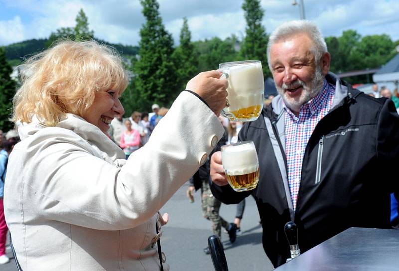 Na zdraví. Pivo si vychutnala vejprtská starostka Jitka Gavdunová spolu se starostou německého Bärensteinu Berndem Schlegelem.