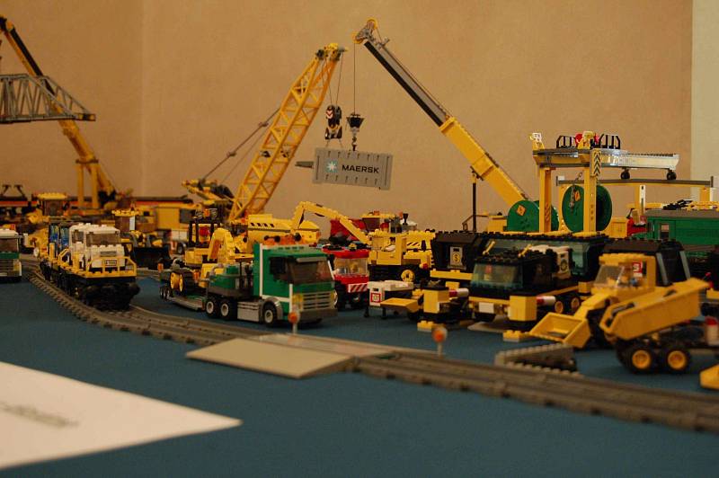 Výstava zaměřená na oblíbenou stavebnici Lego v kláštereckém zámku.