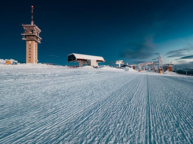 Noc, svítání a východ slunce na Klínovci, jasná obloha a teplota -8 st C. (5.2.2019)