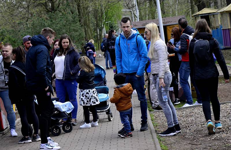 Spousta návštěvníků zaplnila prostory zooparku v Chomutově. Byla otevřena i dětská hřiště a občerstvení.