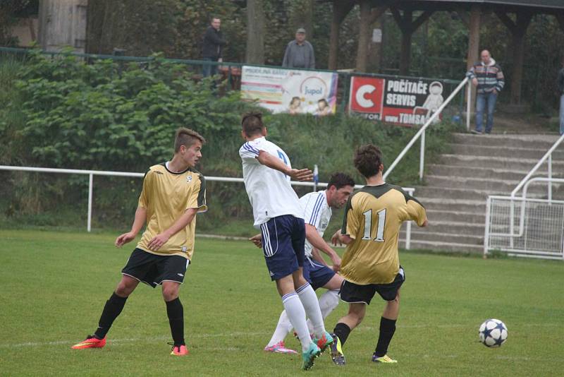 AFK LoKo CHomutov A - SK Horní Měcholupy 2:1, domácí v bílém.