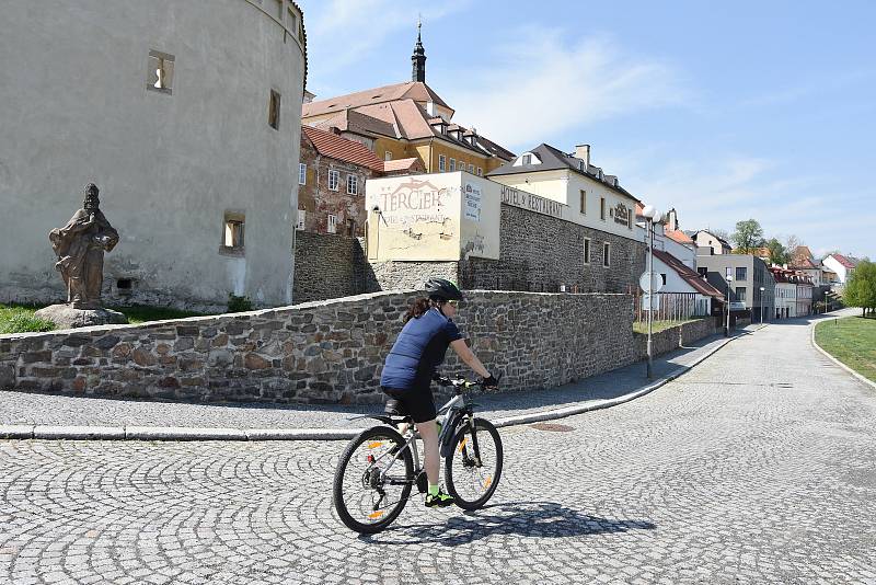 Pod barbakánem.