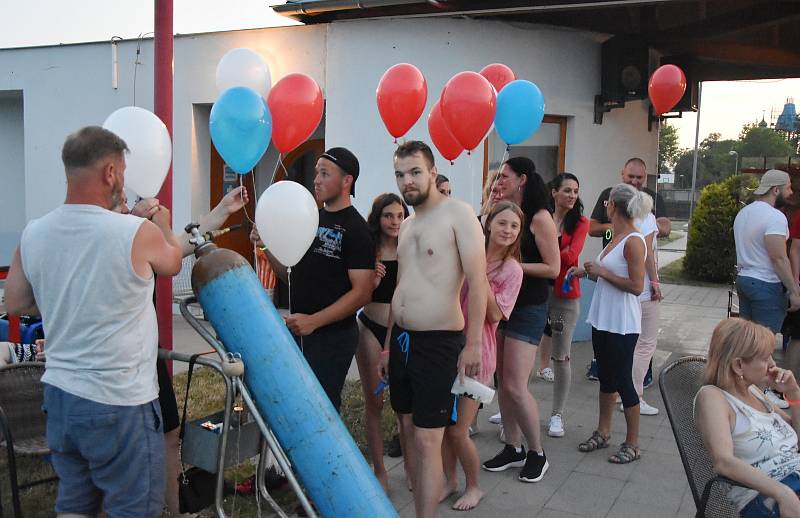 Ve frontě na balonky lidé stáli ještě těsně před jejich vypouštěním do oblak.