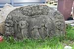 Po kapličce Nejsvětější Trojice z počátku 18. století v Černovicích zbyly jen kameny, úřad je ale s dobrovolníky vykopal a složené jsou na jeho dvoře. Kapličku chce znovu postavit.