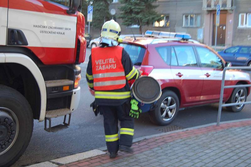 Na okresní soud v Chomutově dorazila podezřelá zásilka, budovu hlídali policisté, zasahovali tu i hasiči.