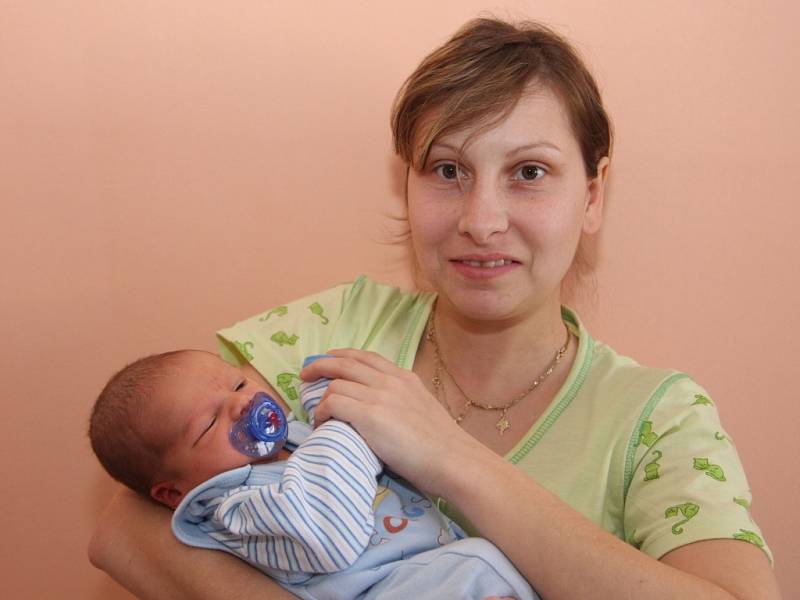 Mamince Marii Tóthové z Jirkova se 16.2. 2009 v 11.32 hodin narodil syn Michal Zeleňák. Chlapec měří 52 centimetrů a váží 3,650 kilogramů.