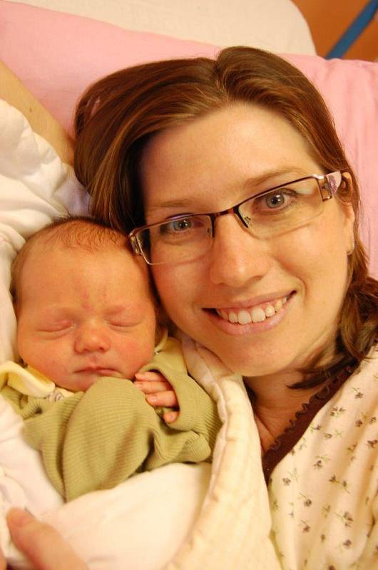 Štěstím září maminka Zuzana Dlugošová, vedle níž odpočívá malý Lubomírek. Narodil se 10. 2. v 9:53 hod. v Kadani, měřil 3,36 kg.