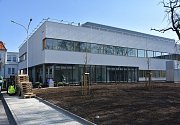 Nový pavilon urgentního příjmu chomutovské nemocnice, kde jsou i centrální operační sály, centrální sterilizace, jednotka intenzivní péče a anesteziologicko resuscitační oddělení.