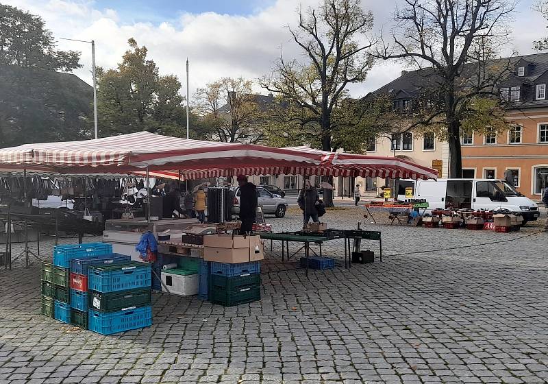 Lidé nejen z Chomutovska jezdí na trh a za nákupy do Marienbergu.
