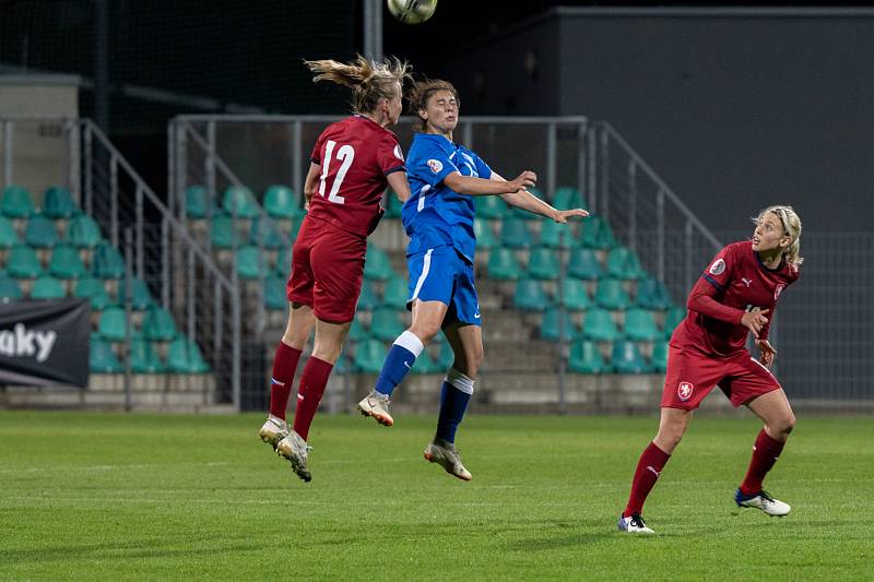 České fotbalistky (v červeném) v zápase s Azerbájdžánem.