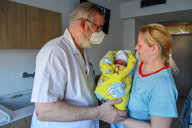 Hodinu a tři minuty po půlnoci Nového roku 2022 se v kadaňské nemocnici narodila holčička Alena Česneková mamince Aleně Übersayové z Postoloprt na Lounsku. Malá Alenka měla porodní váhu 2900 gramů a měřila 49 cm.