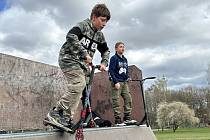 Skatepark v Olejomlýnském parku je oblíbené místo, kde se mohou vyřádit skejťáci i jezdci na freestyle koloběžkách. Kazí jim to díry a praskliny v překážkách.