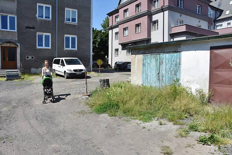 V jednom z domů bydlí Kristýna V., která oceňuje, že má kde parkovat. "V ulici to kolikrát nejde, takže si ráda připlatím, abych měla místo. Mě a přítele to měsíčně stojí pět stovek," dodává. S Jaroslavem Lecjaksem podle svých slov vychází dobře.