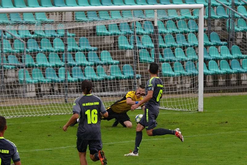 Chomutov (v modrém) v duelu s Chebem pokřil nové dresy. Byla z toho výhra 6:1.