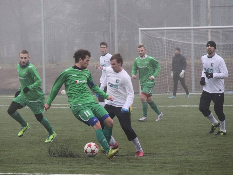 FC Chomutov - 1. FC Karlovy Vary 1:1, domácí ve světlém.