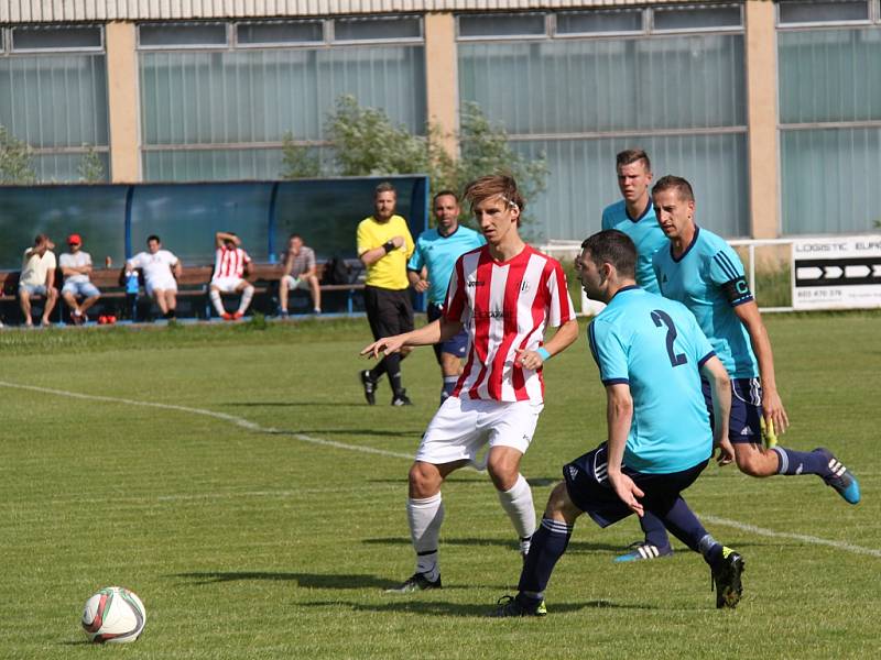 Fotbalisté AFK LoKo Chomutov (v modrém) porazili Ervěnice 3:2 po penaltách