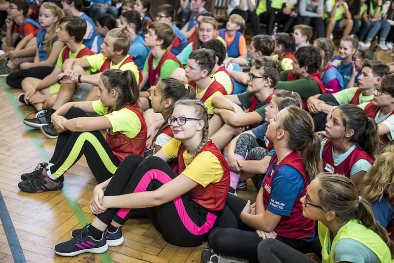 Studenti z Gymnázia a střední odborné školy v Klášterci se setkali se špičkovým skokanem do vody Michalem Navrátilem.