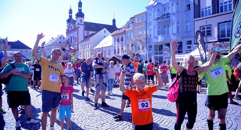 Běžci se vydali na dvacetikilometrovou trať CHomutovského maratonu.Nechyběli ani Piráti a závodníci ze Slovenska.Trať vedla historickou částí města a poté se běžci vydali na okraj hor.