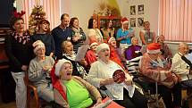 Zpívání se v Domově pro seniory v Kadani zúčastnili jak senioři, tak zaměstnanci, celkový počet zpěváků byl cca třicet. Zpívalo se ve společenské místnosti.
