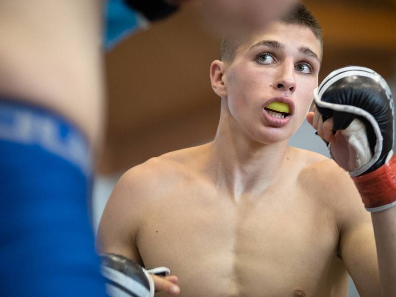 Na padesát bojovníků se utkalo v zápasech v oktagonu, v kleci pro bojovníky MMA, které pořádá z Chomutovský klub.