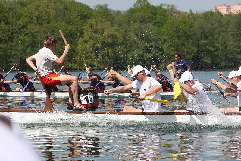 Závody dračích lodí na Kamencovém jezeře v Chomutově, 2009.