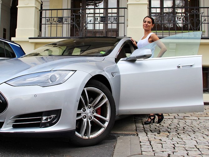 Elektromobil Tesla, který stojí v plné výbavě tři miliony korun, před chomutovským divadlem vyzkoušela Petra Kotyzová