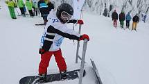 První soutěžní den na Klínovci - snowboardisté jeli paralelní slalom, alpští lyžaři obří slalom.