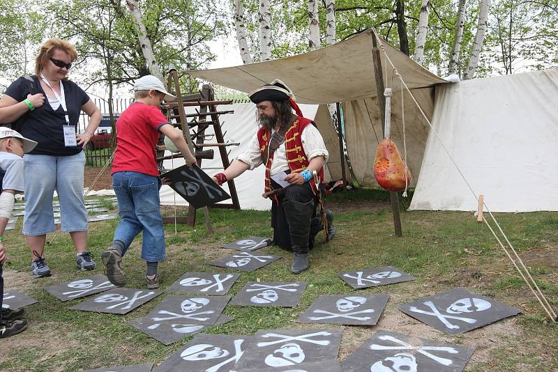 Závody dračích lodí na Kamencovém jezeře v Chomutově, 2009.