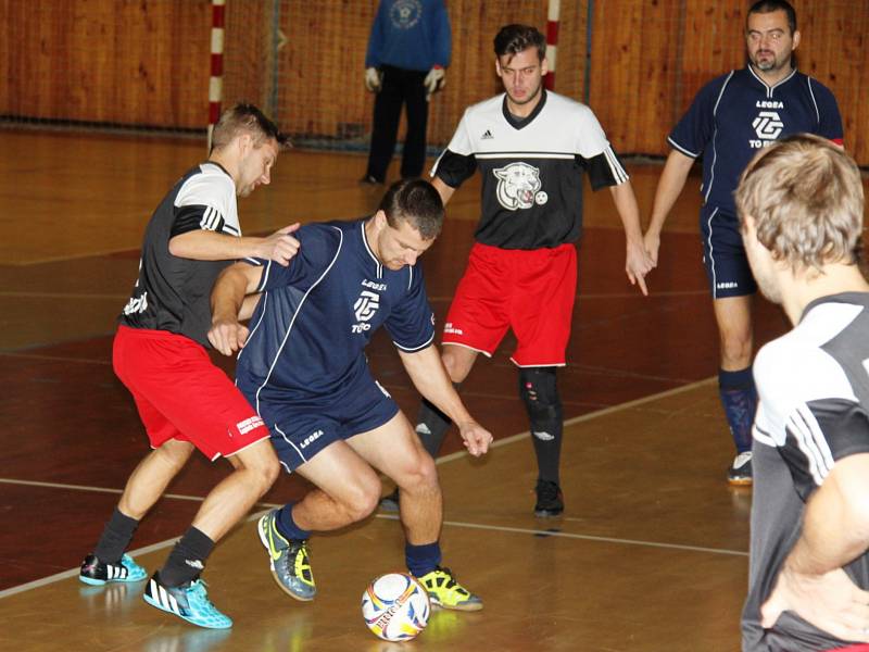 Čtvrtá zimní futsalová liga má za sebou první kolo. FC Panthers porazili Generali 2007 2:0. Generali na snímku v modrém